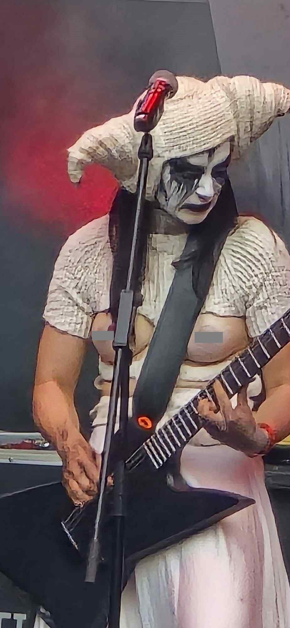 Spectacol șocant la un festival în Râșnov. Cântărețele dintr-o trupă rock din Norvegia s-au dezbrăcat complet pe scenă 994937