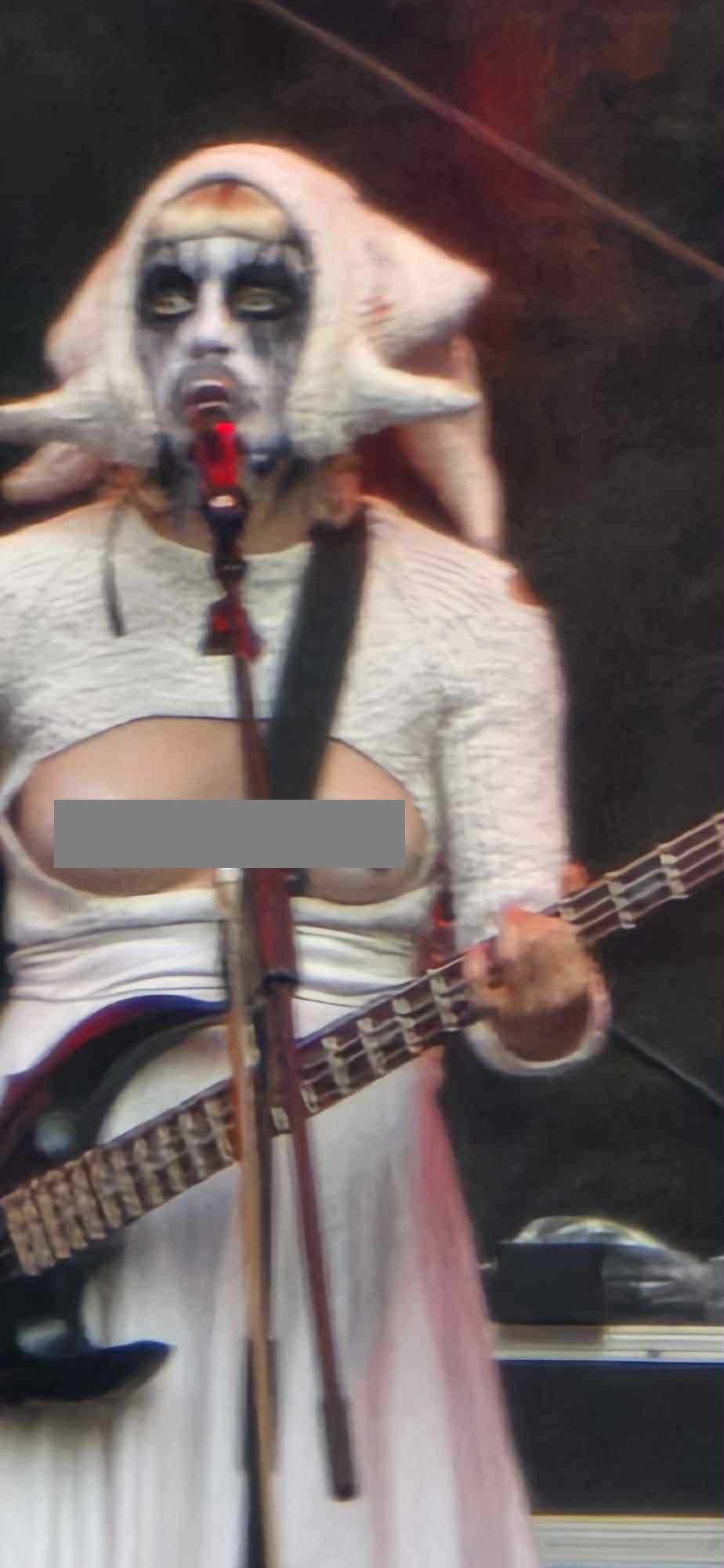 Spectacol șocant la un festival în Râșnov. Cântărețele dintr-o trupă rock din Norvegia s-au dezbrăcat complet pe scenă 994938