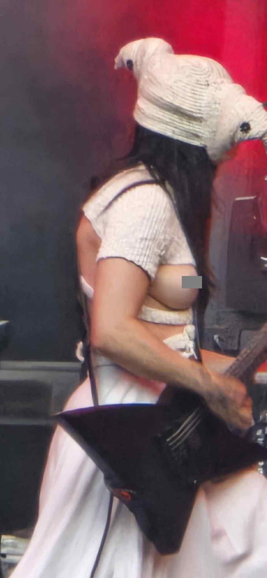 Spectacol șocant la un festival în Râșnov. Cântărețele dintr-o trupă rock din Norvegia s-au dezbrăcat complet pe scenă 994939