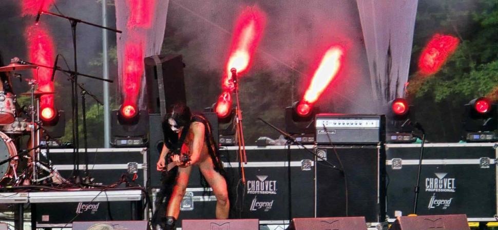 Spectacol șocant la un festival în Râșnov. Cântărețele dintr-o trupă rock din Norvegia s-au dezbrăcat complet pe scenă 994940