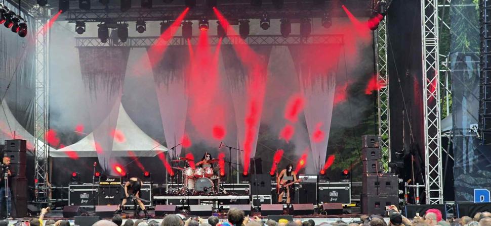 Spectacol șocant la un festival în Râșnov. Cântărețele dintr-o trupă rock din Norvegia s-au dezbrăcat complet pe scenă 994941