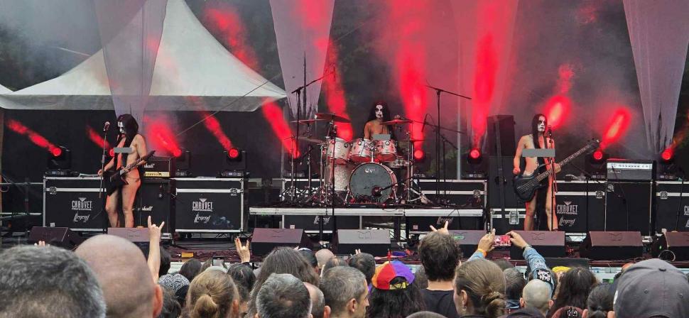 Spectacol șocant la un festival în Râșnov. Cântărețele dintr-o trupă rock din Norvegia s-au dezbrăcat complet pe scenă 994942