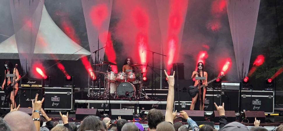 Spectacol șocant la un festival în Râșnov. Cântărețele dintr-o trupă rock din Norvegia s-au dezbrăcat complet pe scenă 994943