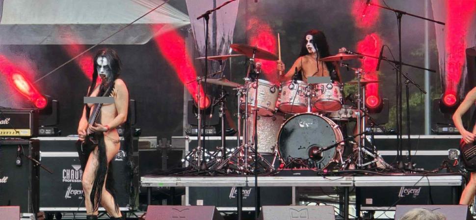 Spectacol șocant la un festival în Râșnov. Cântărețele dintr-o trupă rock din Norvegia s-au dezbrăcat complet pe scenă 994944