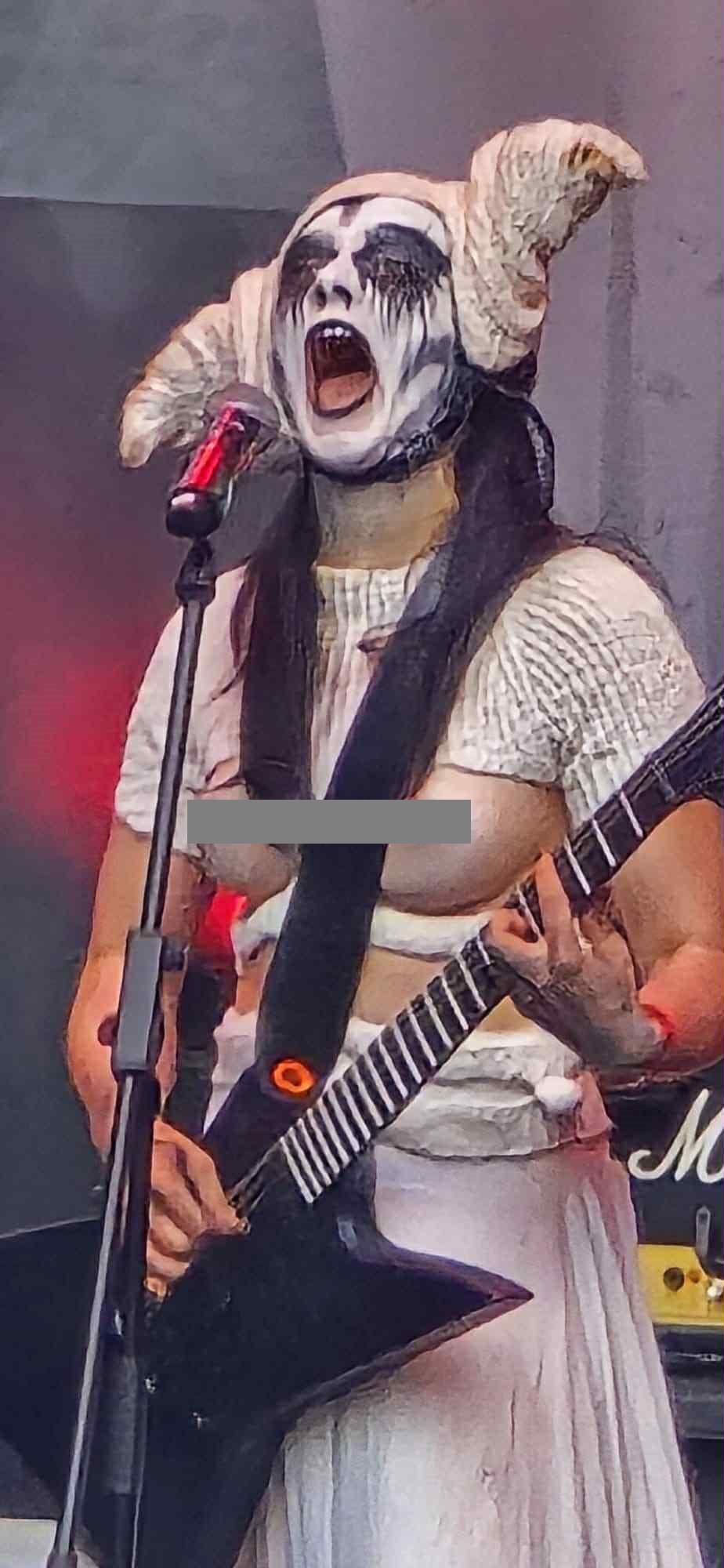 Spectacol șocant la un festival în Râșnov. Cântărețele dintr-o trupă rock din Norvegia s-au dezbrăcat complet pe scenă 994945