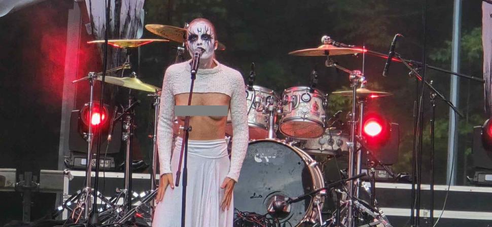 Spectacol șocant la un festival în Râșnov. Cântărețele dintr-o trupă rock din Norvegia s-au dezbrăcat complet pe scenă 994946