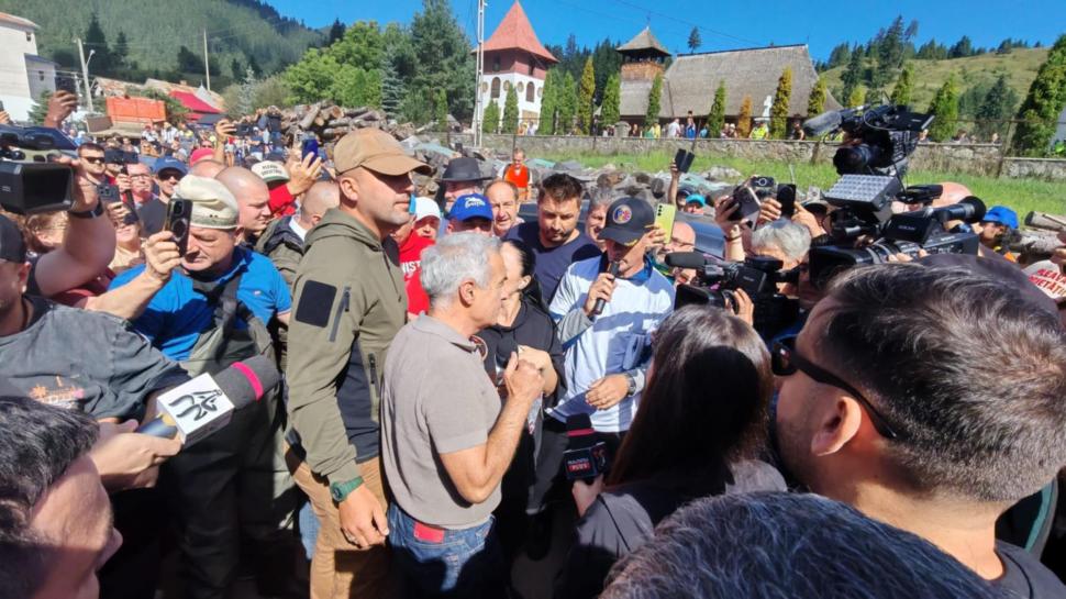 Operaţiunea "întoarcerea lui Călin Georgescu", sabotată de Simion. Cei doi s-au plimbat separat prin Broşteni, fiecare cu alaiul său 995121