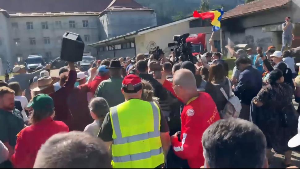 Operaţiunea "întoarcerea lui Călin Georgescu", sabotată de Simion. Cei doi s-au plimbat separat prin Broşteni, fiecare cu alaiul său 995130