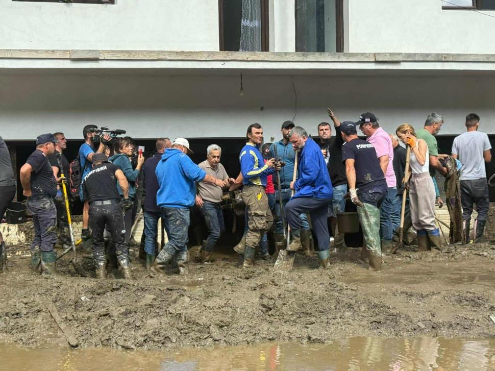 Operaţiunea "întoarcerea lui Călin Georgescu", sabotată de Simion. Cei doi s-au plimbat separat prin Broşteni, fiecare cu alaiul său 995152