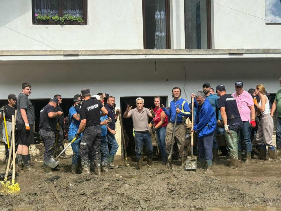 Operaţiunea "întoarcerea lui Călin Georgescu", sabotată de Simion. Cei doi s-au plimbat separat prin Broşteni, fiecare cu alaiul său 995154