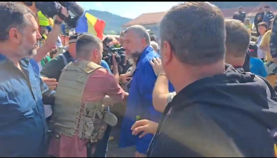 Operaţiunea "întoarcerea lui Călin Georgescu", sabotată de Simion. Cei doi s-au plimbat separat prin Broşteni, fiecare cu alaiul său 995162