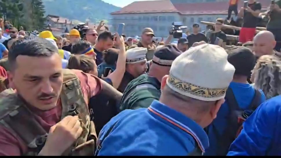 Operaţiunea "întoarcerea lui Călin Georgescu", sabotată de Simion. Cei doi s-au plimbat separat prin Broşteni, fiecare cu alaiul său 995163