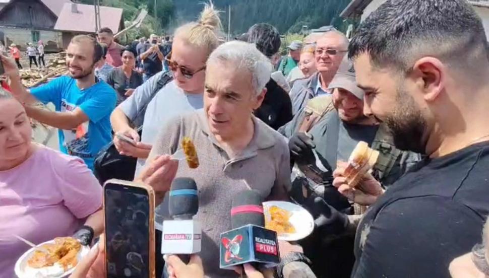 Operaţiunea "întoarcerea lui Călin Georgescu", sabotată de Simion. Cei doi s-au plimbat separat prin Broşteni, fiecare cu alaiul său 995165