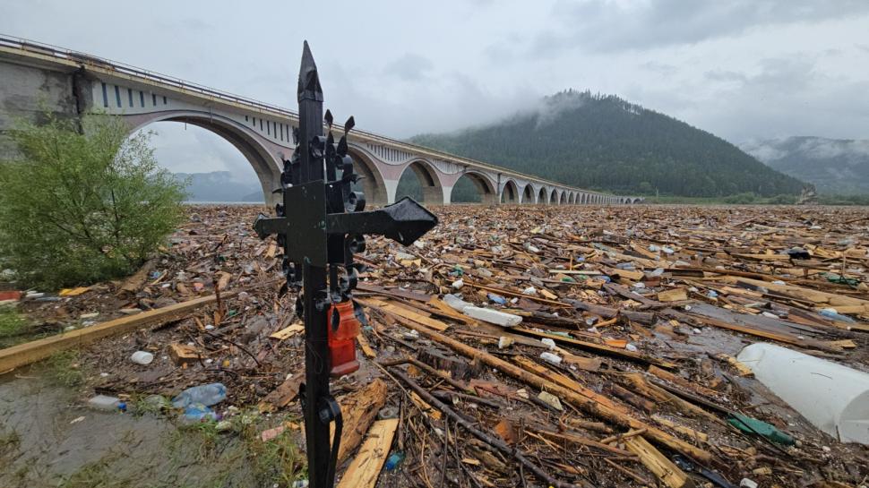 Raed Arafat, despre dezastrul ecologic de pe Lacul Bicaz: "Hidroelectrica îl administrează. Să îl cureţe cu Romsilva şi Apele Române" 995271