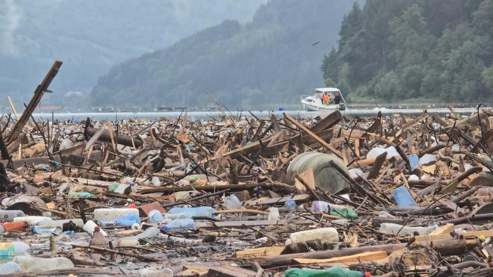 Raed Arafat, despre dezastrul ecologic de pe Lacul Bicaz: "Hidroelectrica îl administrează. Să îl cureţe cu Romsilva şi Apele Române" 995272