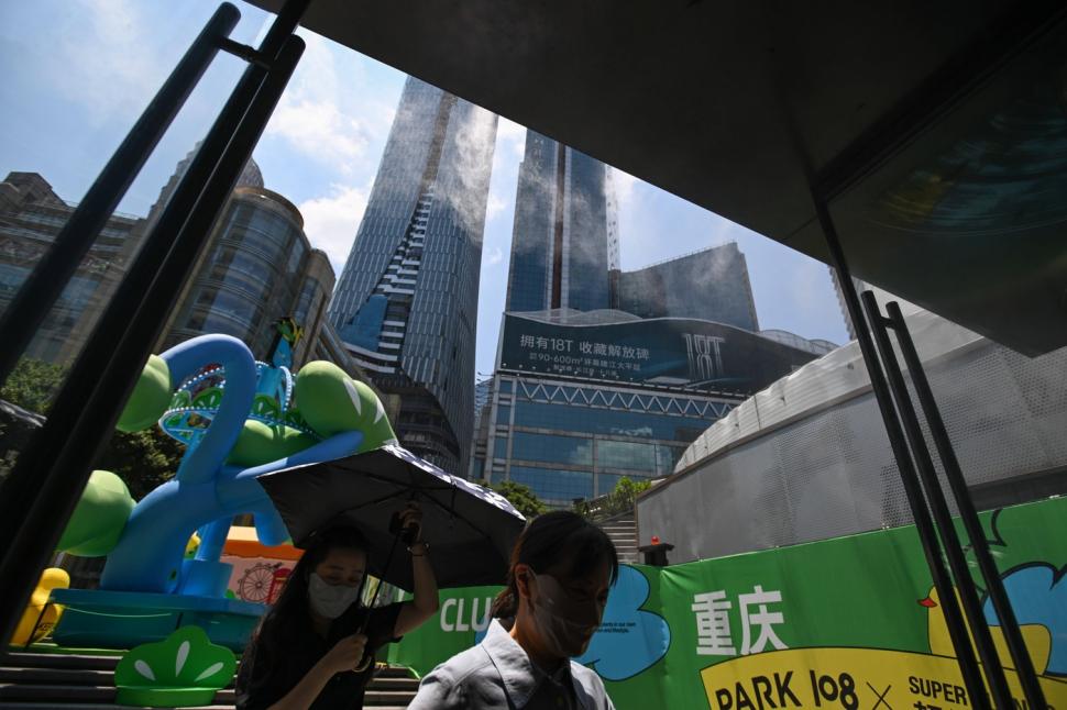 Un val de căldură extremă a lovit orașul „cyberpunk” al Chinei, Chongqing. Oamenii îi spun acum „orașul furnal” 995169