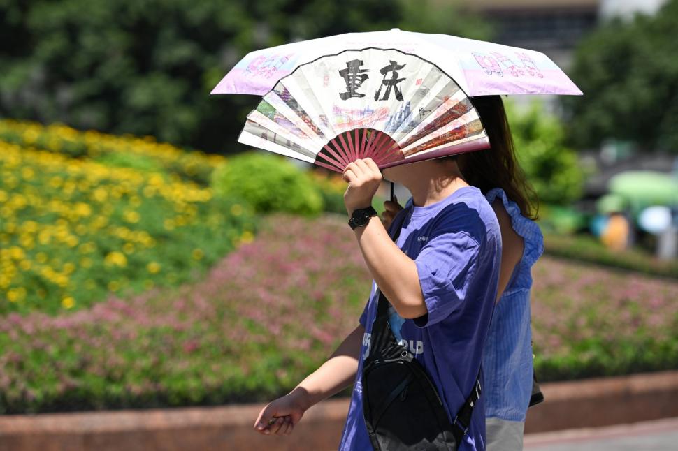 Un val de căldură extremă a lovit orașul „cyberpunk” al Chinei, Chongqing. Oamenii îi spun acum „orașul furnal” 995170