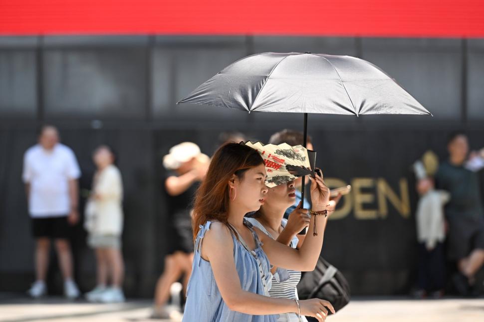 Un val de căldură extremă a lovit orașul „cyberpunk” al Chinei, Chongqing. Oamenii îi spun acum „orașul furnal” 995171