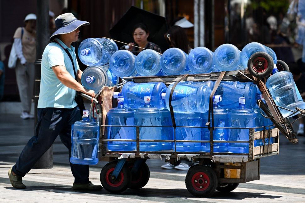Un val de căldură extremă a lovit orașul „cyberpunk” al Chinei, Chongqing. Oamenii îi spun acum „orașul furnal” 995172