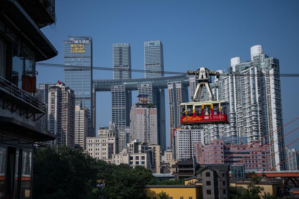 Un val de căldură extremă a lovit orașul „cyberpunk” al Chinei, Chongqing. Oamenii îi spun acum „orașul furnal” 995177
