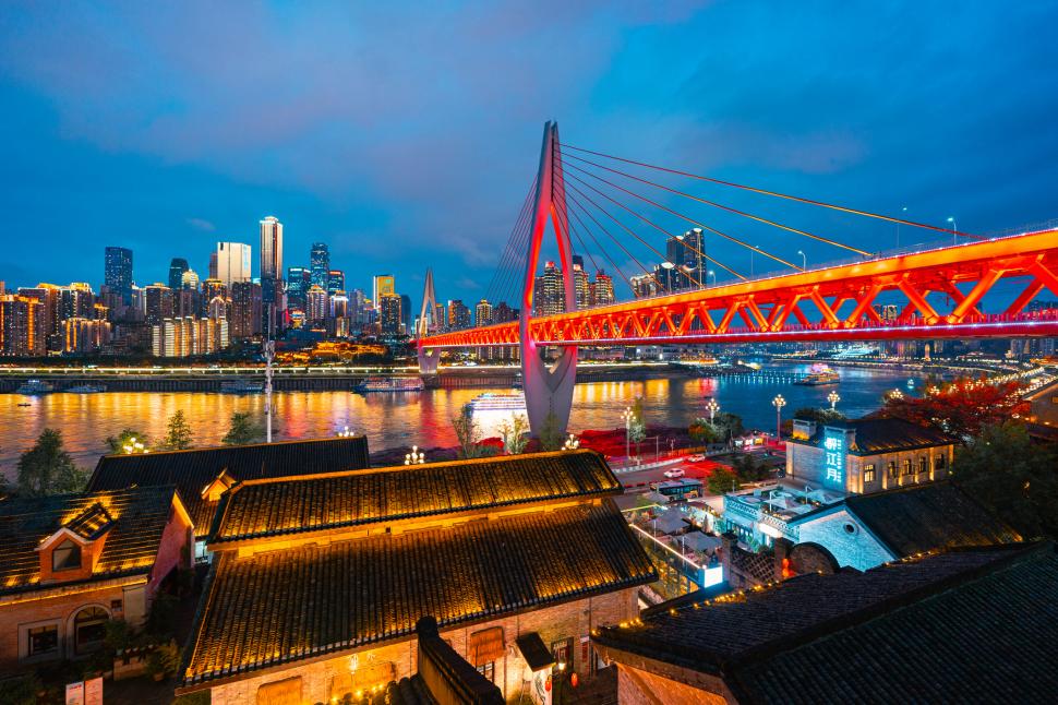 Un val de căldură extremă a lovit orașul „cyberpunk” al Chinei, Chongqing. Oamenii îi spun acum „orașul furnal” 995182