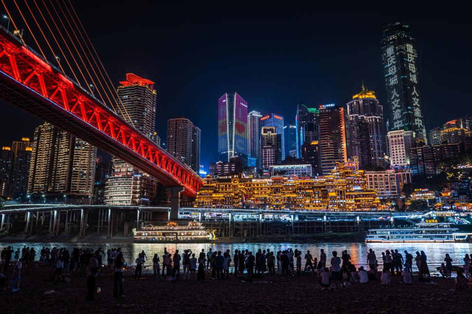 Un val de căldură extremă a lovit orașul „cyberpunk” al Chinei, Chongqing. Oamenii îi spun acum „orașul furnal” 995183