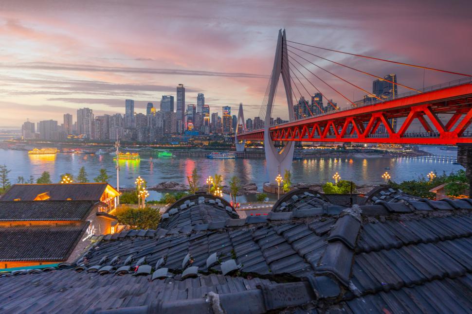 Un val de căldură extremă a lovit orașul „cyberpunk” al Chinei, Chongqing. Oamenii îi spun acum „orașul furnal” 995185