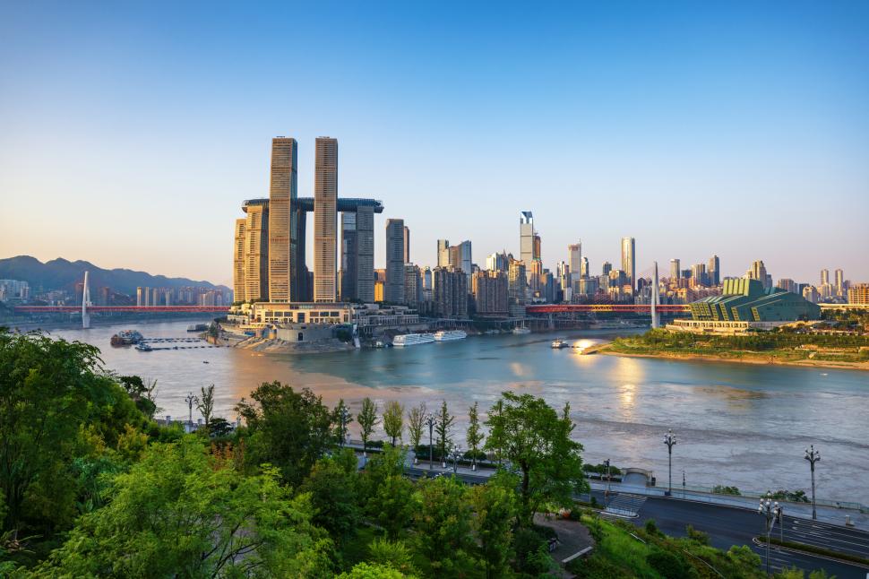 Un val de căldură extremă a lovit orașul „cyberpunk” al Chinei, Chongqing. Oamenii îi spun acum „orașul furnal” 995190