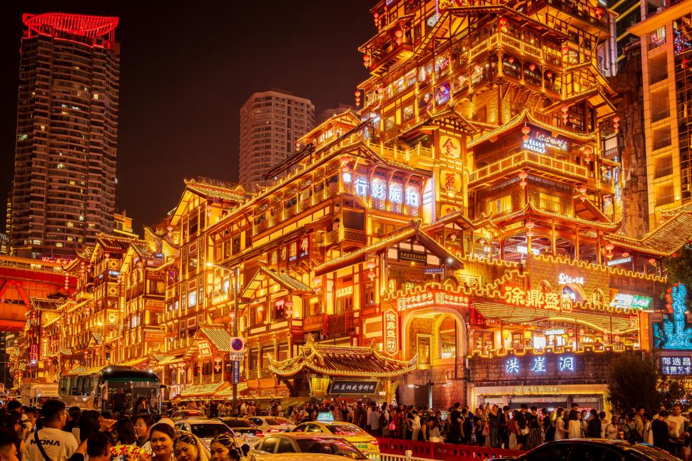 Un val de căldură extremă a lovit orașul „cyberpunk” al Chinei, Chongqing. Oamenii îi spun acum „orașul furnal” 995191