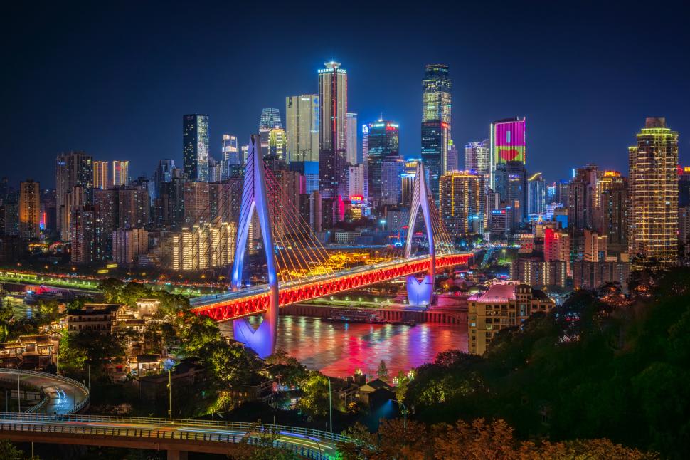 Un val de căldură extremă a lovit orașul „cyberpunk” al Chinei, Chongqing. Oamenii îi spun acum „orașul furnal” 995194