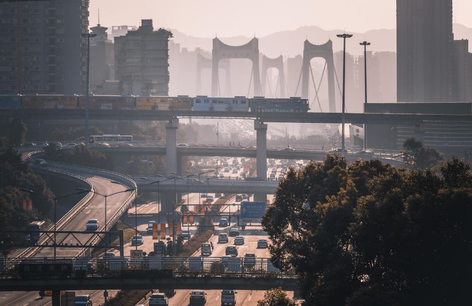 Un val de căldură extremă a lovit orașul „cyberpunk” al Chinei, Chongqing. Oamenii îi spun acum „orașul furnal” 995209