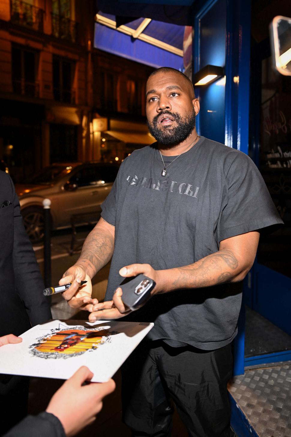 Gestul scandalos făcut de Bianca Censori. Cum a reacționat soția lui Kanye West când s-a întâlnit cu paparazzi  995303