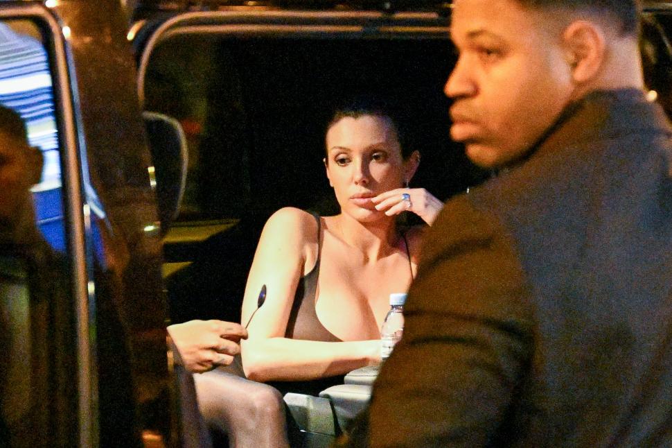 Gestul scandalos făcut de Bianca Censori. Cum a reacționat soția lui Kanye West când s-a întâlnit cu paparazzi  995320