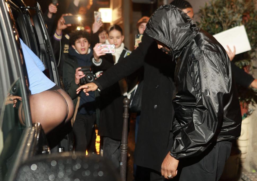 Gestul scandalos făcut de Bianca Censori. Cum a reacționat soția lui Kanye West când s-a întâlnit cu paparazzi  995346