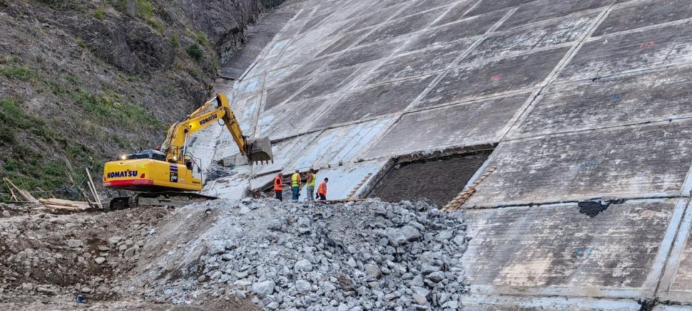 Cum arată barajul lui Ceauşescu din anii ‘70, golit și reabilitat. La Barajul Leșu, din Valea Iadului, se lucrează zi și noapte 995592