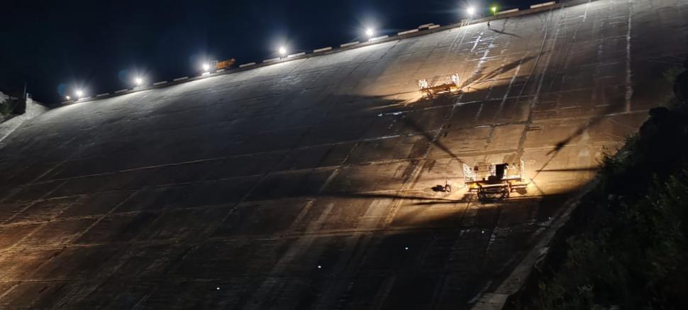 Cum arată barajul lui Ceauşescu din anii ‘70, golit și reabilitat. La Barajul Leșu, din Valea Iadului, se lucrează zi și noapte 995593