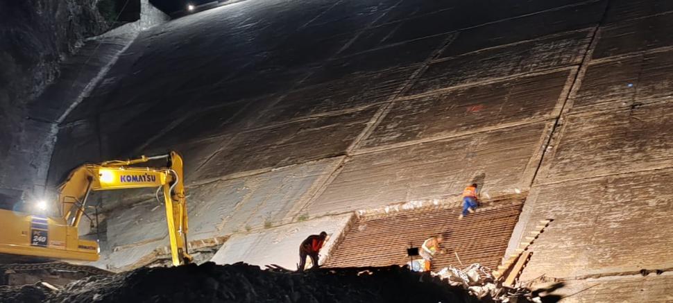 Cum arată barajul lui Ceauşescu din anii ‘70, golit și reabilitat. La Barajul Leșu, din Valea Iadului, se lucrează zi și noapte 995594