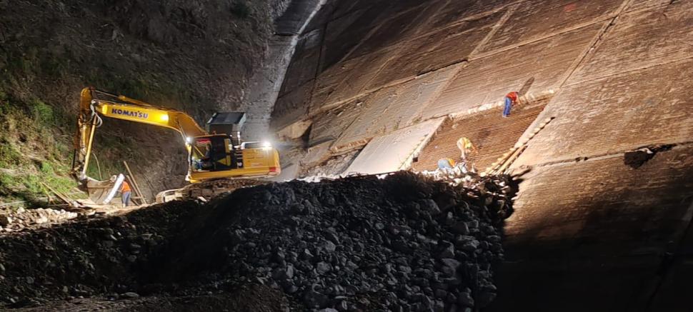 Cum arată barajul lui Ceauşescu din anii ‘70, golit și reabilitat. La Barajul Leșu, din Valea Iadului, se lucrează zi și noapte 995595