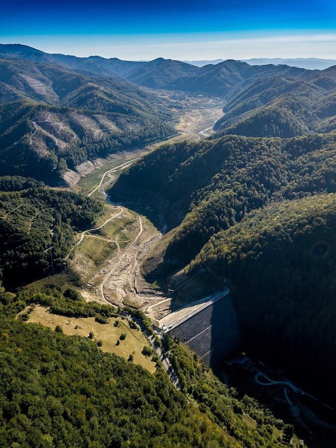 Cum arată barajul lui Ceauşescu din anii ‘70, golit și reabilitat. La Barajul Leșu, din Valea Iadului, se lucrează zi și noapte 995626