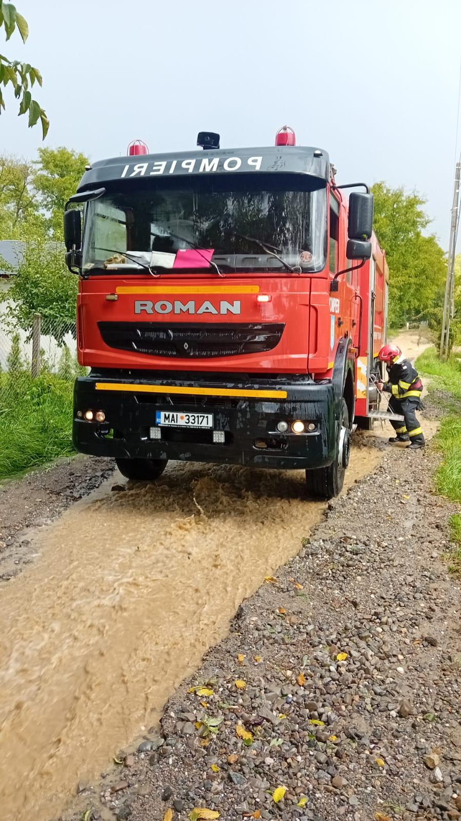 O rupere de nori a făcut prăpăd în Sighetu Marmației: case și străzi inundate, copaci doborâți de vânt 995672