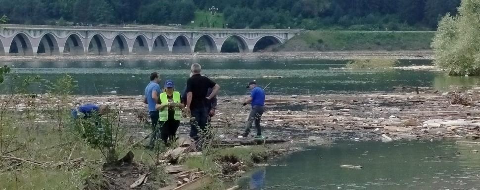 CJSU Neamţ a declarat stare de alertă în comuna Borca din cauza deşeurilor aduse de viituri 995997
