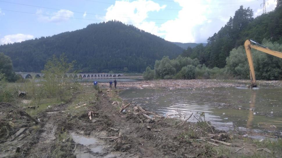 CJSU Neamţ a declarat stare de alertă în comuna Borca din cauza deşeurilor aduse de viituri 995999