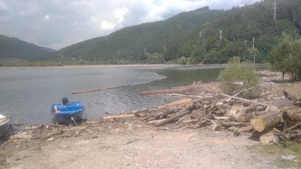 CJSU Neamţ a declarat stare de alertă în comuna Borca din cauza deşeurilor aduse de viituri 996010