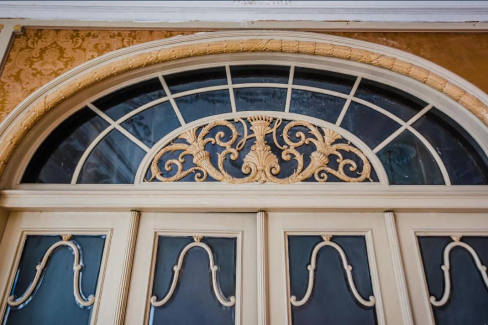 Se vinde o vilă care i-a aparținut lui Ceaușescu: Are 30 de camere și curte interioară. Cât costă casa de protocol 995691