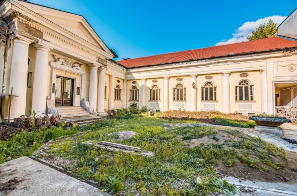 Se vinde o vilă care i-a aparținut lui Ceaușescu: Are 30 de camere și curte interioară. Cât costă casa de protocol 995694