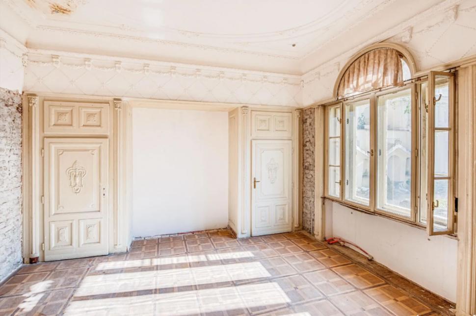 Se vinde o vilă care i-a aparținut lui Ceaușescu: Are 30 de camere și curte interioară. Cât costă casa de protocol 995695