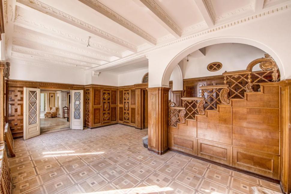 Se vinde o vilă care i-a aparținut lui Ceaușescu: Are 30 de camere și curte interioară. Cât costă casa de protocol 995698