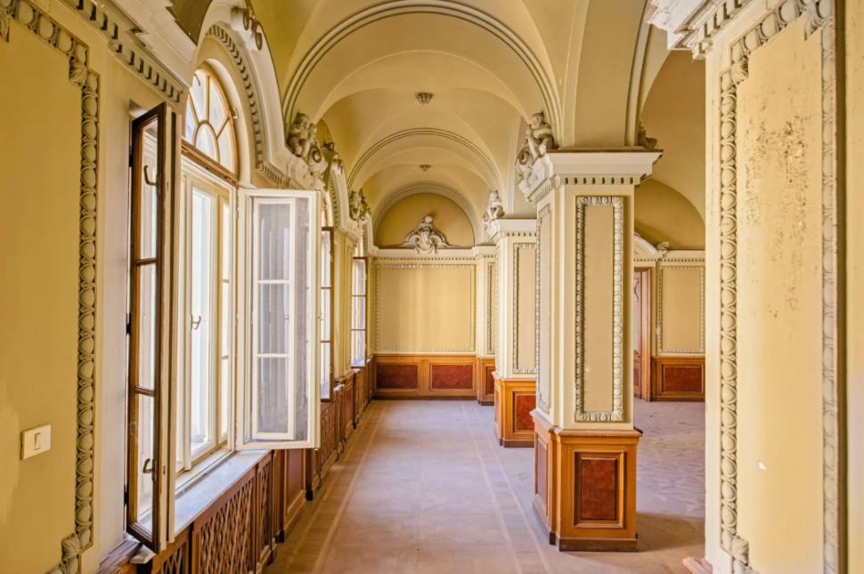 Se vinde o vilă care i-a aparținut lui Ceaușescu: Are 30 de camere și curte interioară. Cât costă casa de protocol 995699