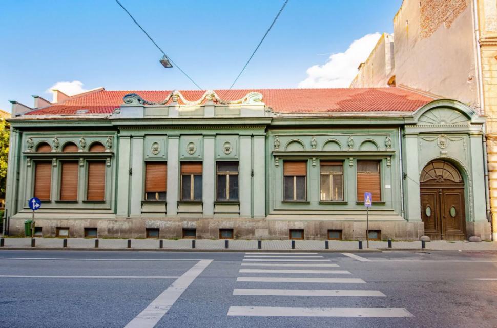 Se vinde o vilă care i-a aparținut lui Ceaușescu: Are 30 de camere și curte interioară. Cât costă casa de protocol 995701