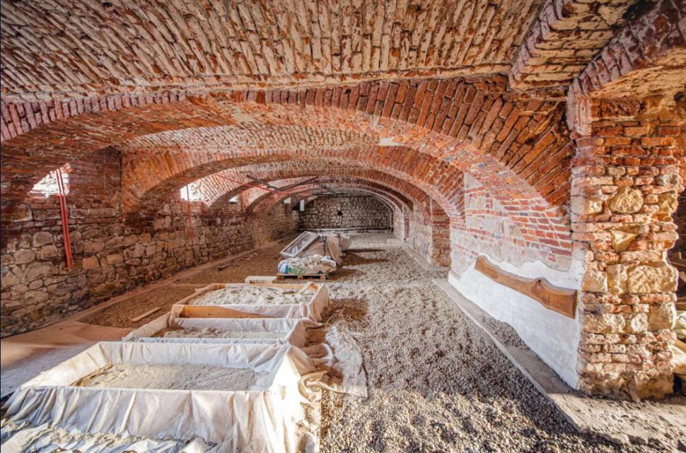 Se vinde o vilă care i-a aparținut lui Ceaușescu: Are 30 de camere și curte interioară. Cât costă casa de protocol 995702